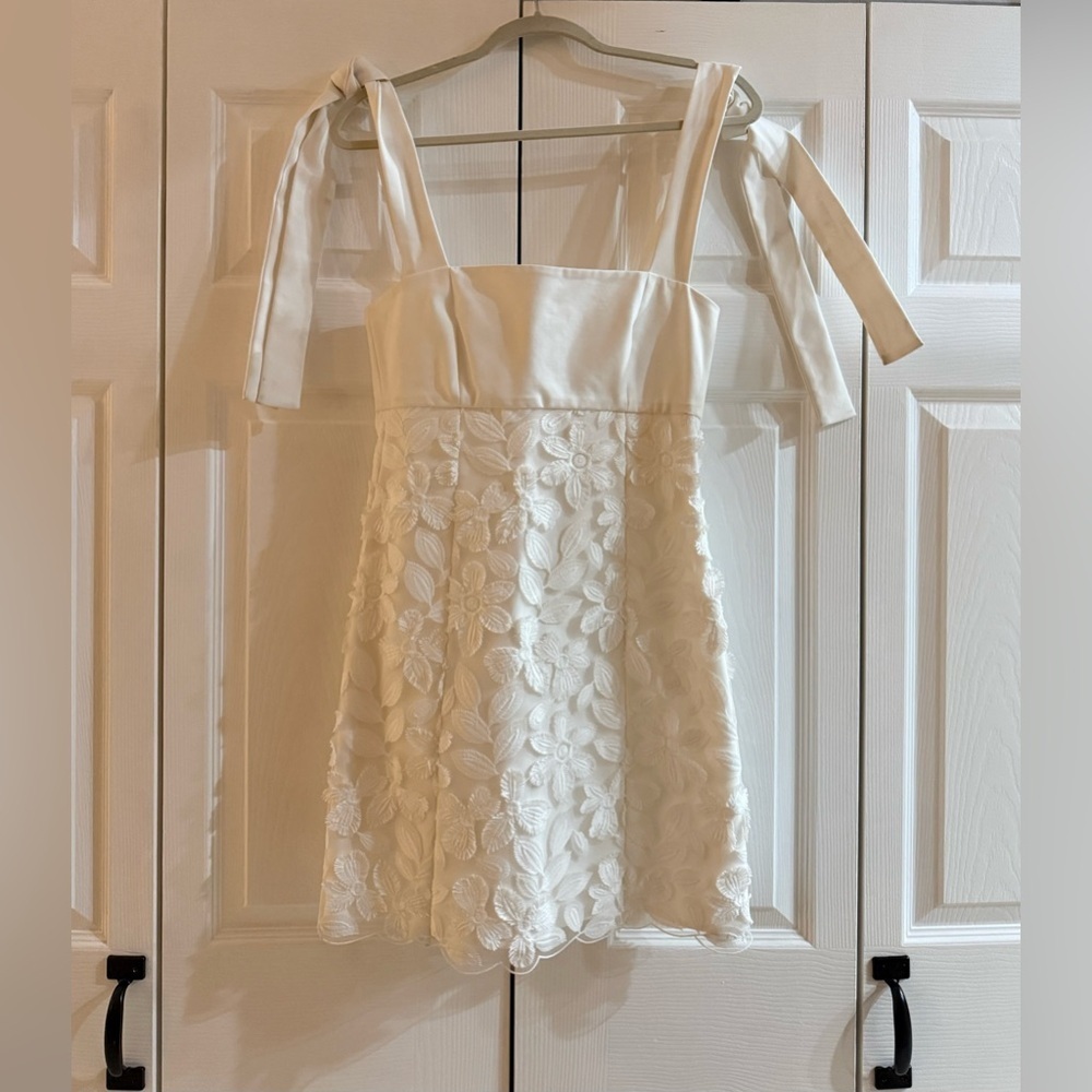 Alexis Elaina Dress White Embroidered Floral Mini NWT Rare Sold Out Size S - Picture 3 of 5